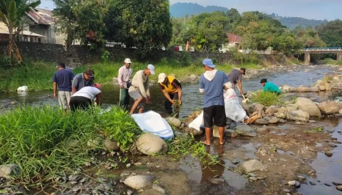 Polres Palopo Bersama Warga Alihkan Air untuk Sawah yang Kekeringan