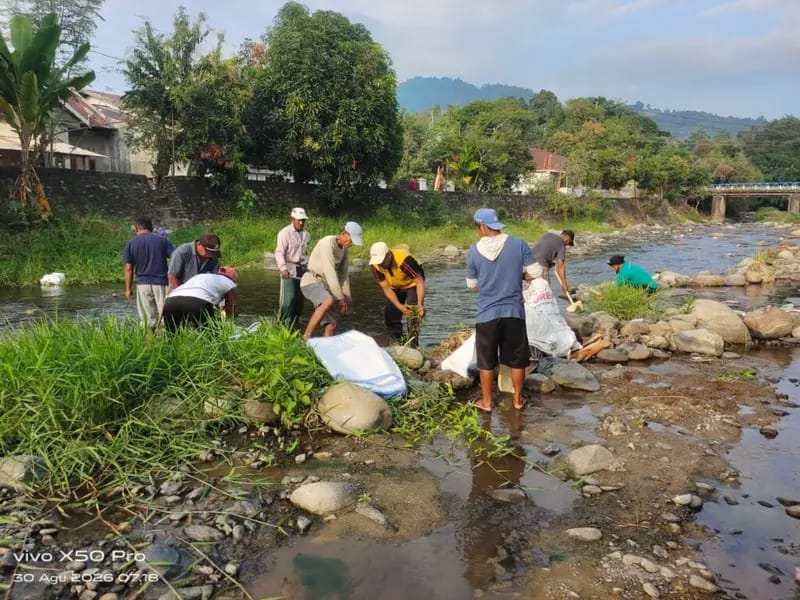 Polres Palopo Bersama Warga Alihkan Air untuk Sawah yang Kekeringan