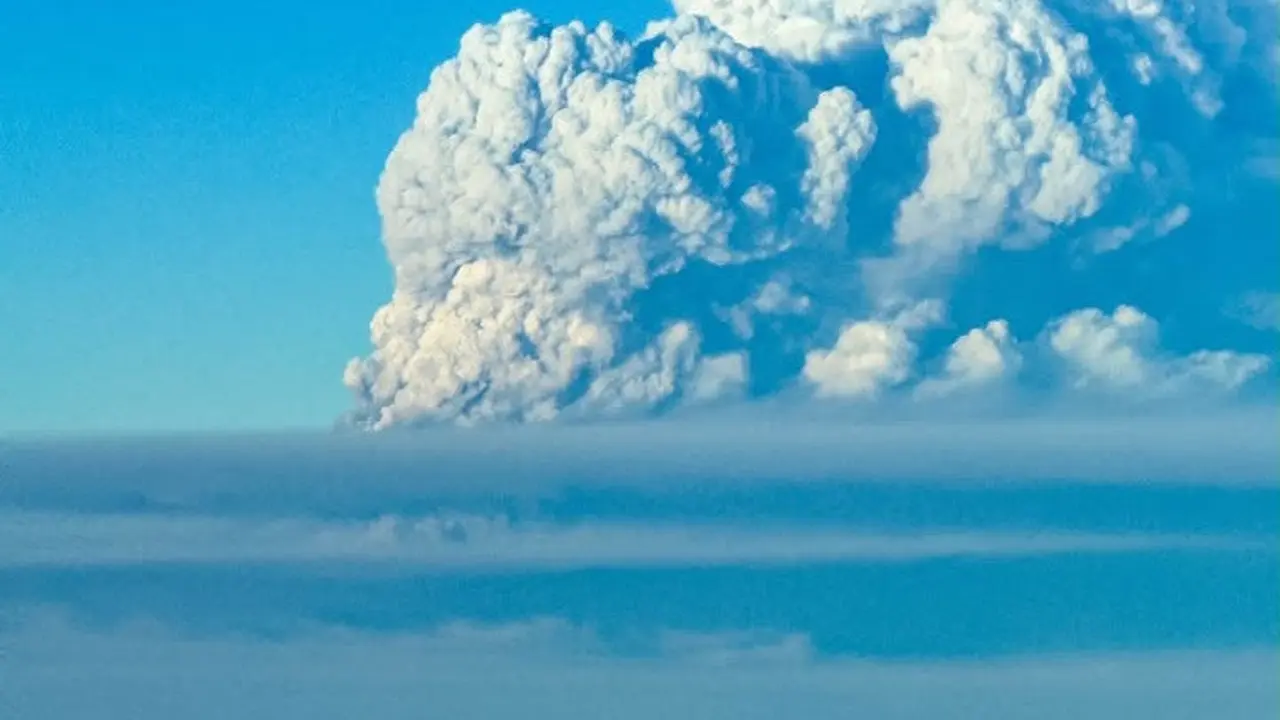 BMKG Pantau Abu Anak Krakatau hingga 7.000 Kaki, Delapan Bandara Beroperasi Lagi