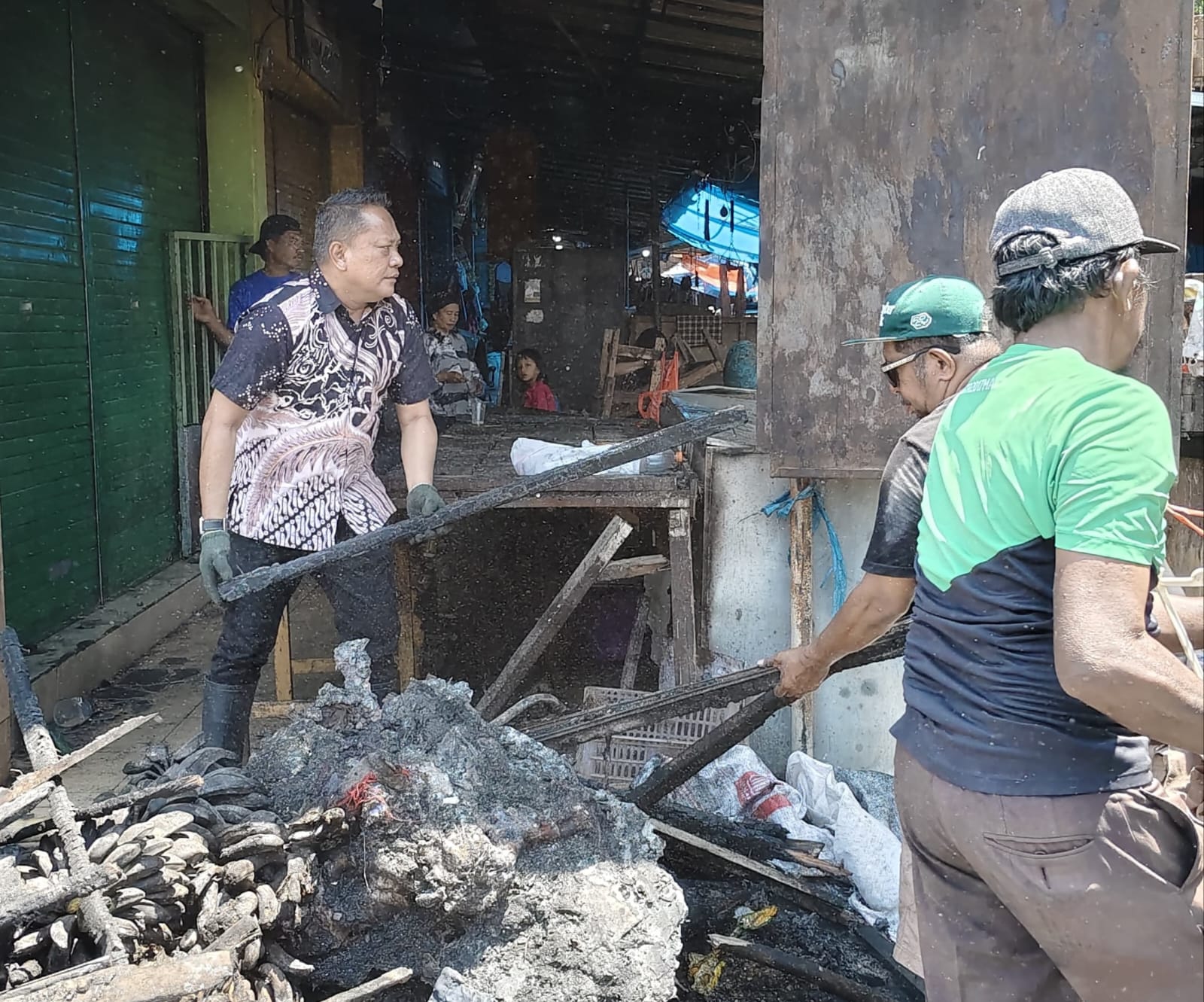 Puing Kebakaran Pasar Pa’baeng-baeng Mulai Dibersihkan