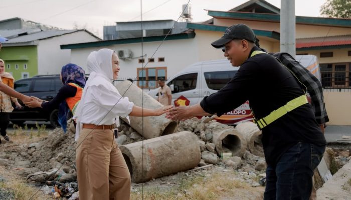 Naili Trisal Tinjau Proyek Jalan Tomangambari di Kawasan Pesisir Songka