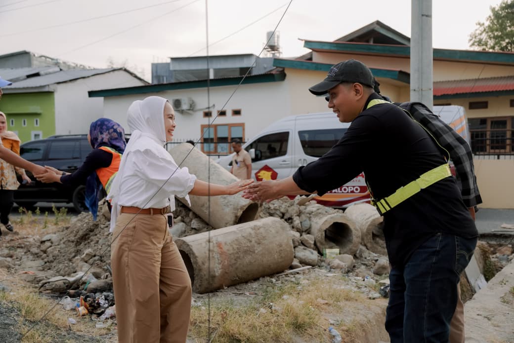 Naili Trisal Tinjau Proyek Jalan Tomangambari di Kawasan Pesisir Songka