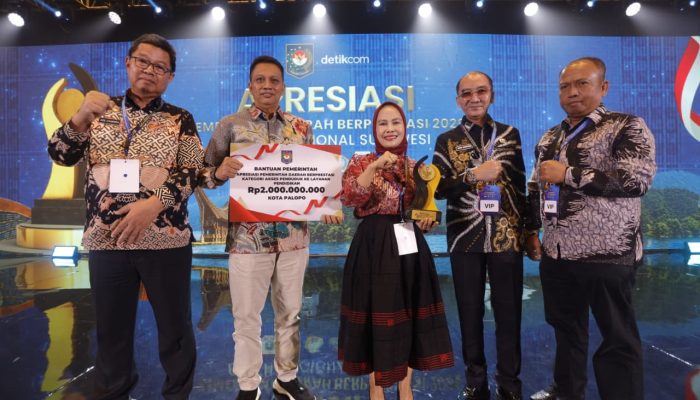 Palopo Terbaik I Akses Layanan Pendidikan, Naili Trisal Terima Penghargaan