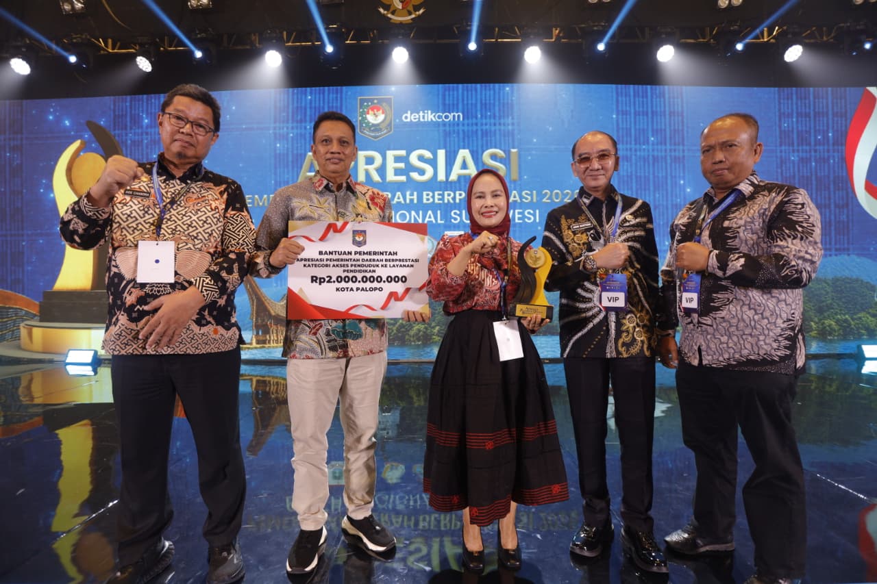Palopo Terbaik I Akses Layanan Pendidikan, Naili Trisal Terima Penghargaan
