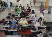 Puluhan Anak Ramaikan Lomba Mewarnai Hari Pariwisata di Pantai Labombo
