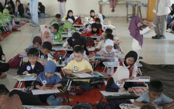 Puluhan Anak Ramaikan Lomba Mewarnai Hari Pariwisata di Pantai Labombo