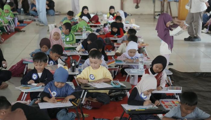 Puluhan Anak Ramaikan Lomba Mewarnai Hari Pariwisata di Pantai Labombo