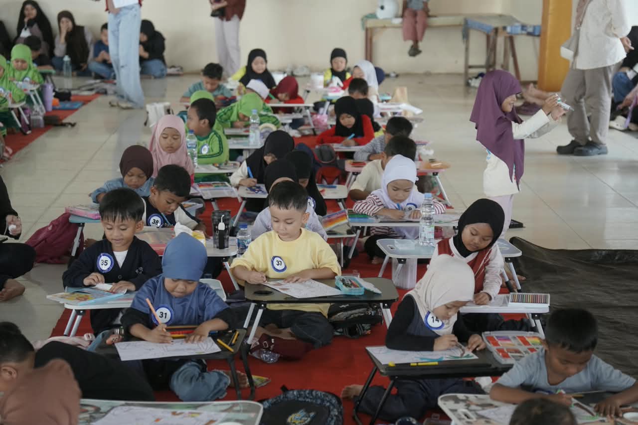 Puluhan Anak Ramaikan Lomba Mewarnai Hari Pariwisata di Pantai Labombo
