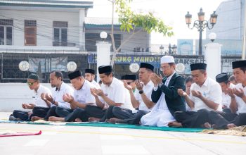 Pemkot Palopo Gelar Salat Istisqa di Halaman Kantor Wali Kota Pemkot Palopo Gelar Salat Istisqa di Halaman Kantor Wali Kota