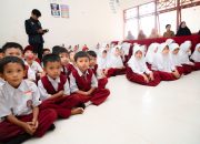 Andi Poci Serahkan Bantuan Susu di SD 39 Kambo, Tekankan Pentingnya Gizi Anak