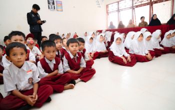 Andi Poci Serahkan Bantuan Susu di SD 39 Kambo, Tekankan Pentingnya Gizi Anak Andi Poci Serahkan Bantuan Susu di SD 39 Kambo, Tekankan Pentingnya Gizi Anak