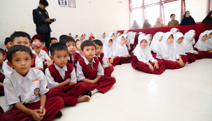 Andi Poci Serahkan Bantuan Susu di SD 39 Kambo, Tekankan Pentingnya Gizi Anak