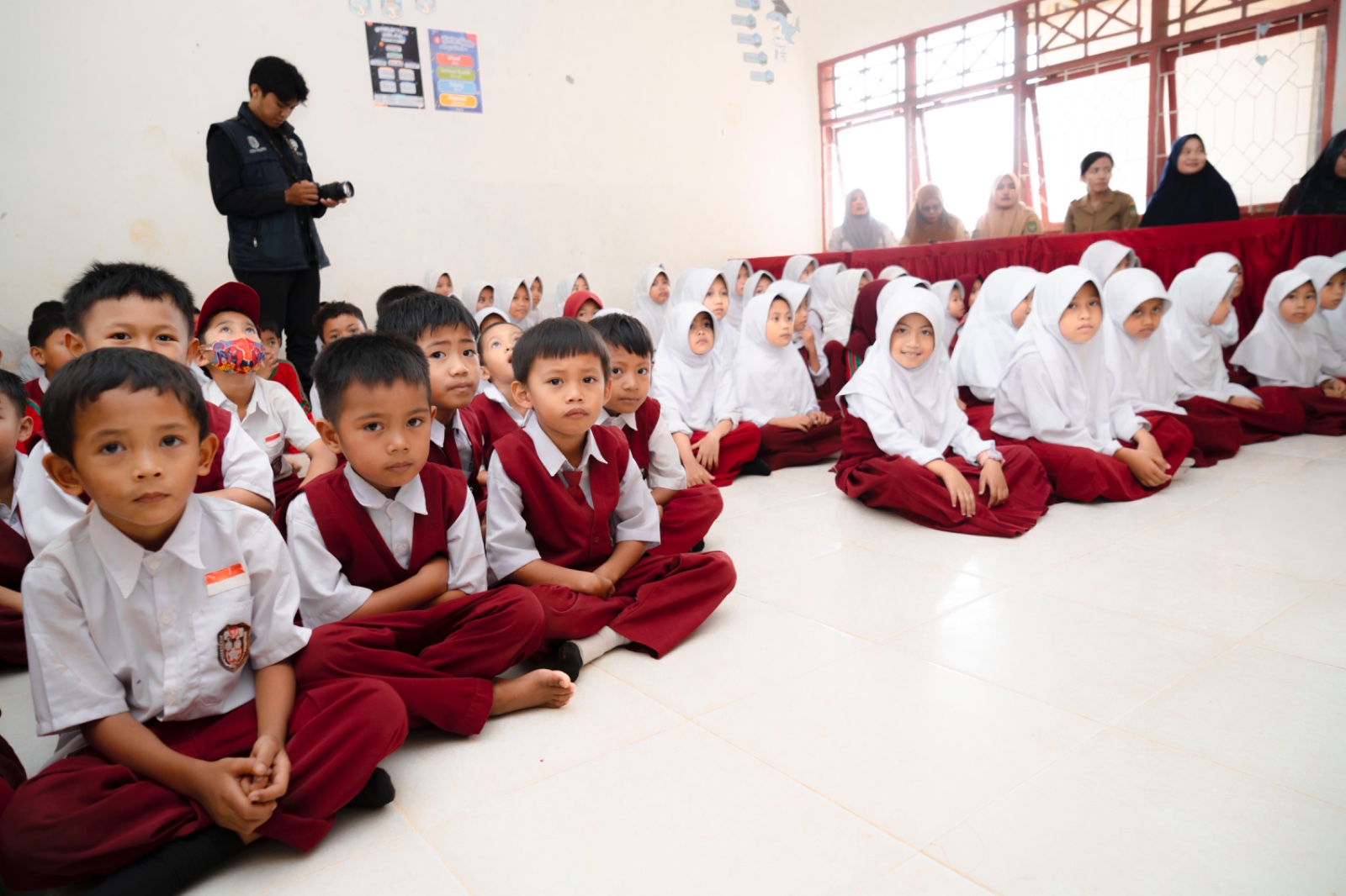 Andi Poci Serahkan Bantuan Susu di SD 39 Kambo, Tekankan Pentingnya Gizi Anak
