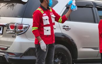 PT BMS Bagikan Masker kepada Warga di Tengah Kabut Asap Luwu