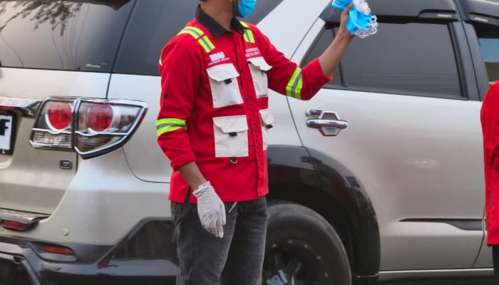 PT BMS Bagikan Masker kepada Warga di Tengah Kabut Asap Luwu