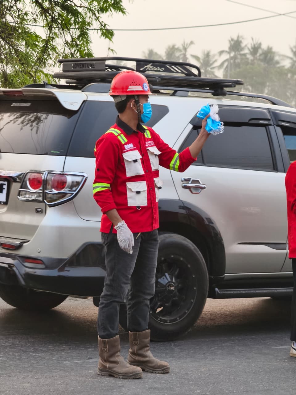 PT BMS Bagikan Masker kepada Warga di Tengah Kabut Asap Luwu