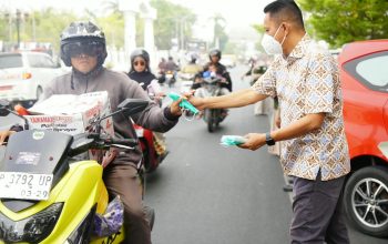 Waspada ISPA Akibat Kabut Asap, Pemkot Palopo Bagikan Masker kepada Pengguna Jalan