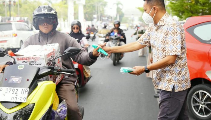 Waspada ISPA Akibat Kabut Asap, Pemkot Palopo Bagikan Masker kepada Pengguna Jalan