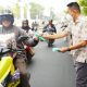 Waspada ISPA Akibat Kabut Asap, Pemkot Palopo Bagikan Masker kepada Pengguna Jalan
