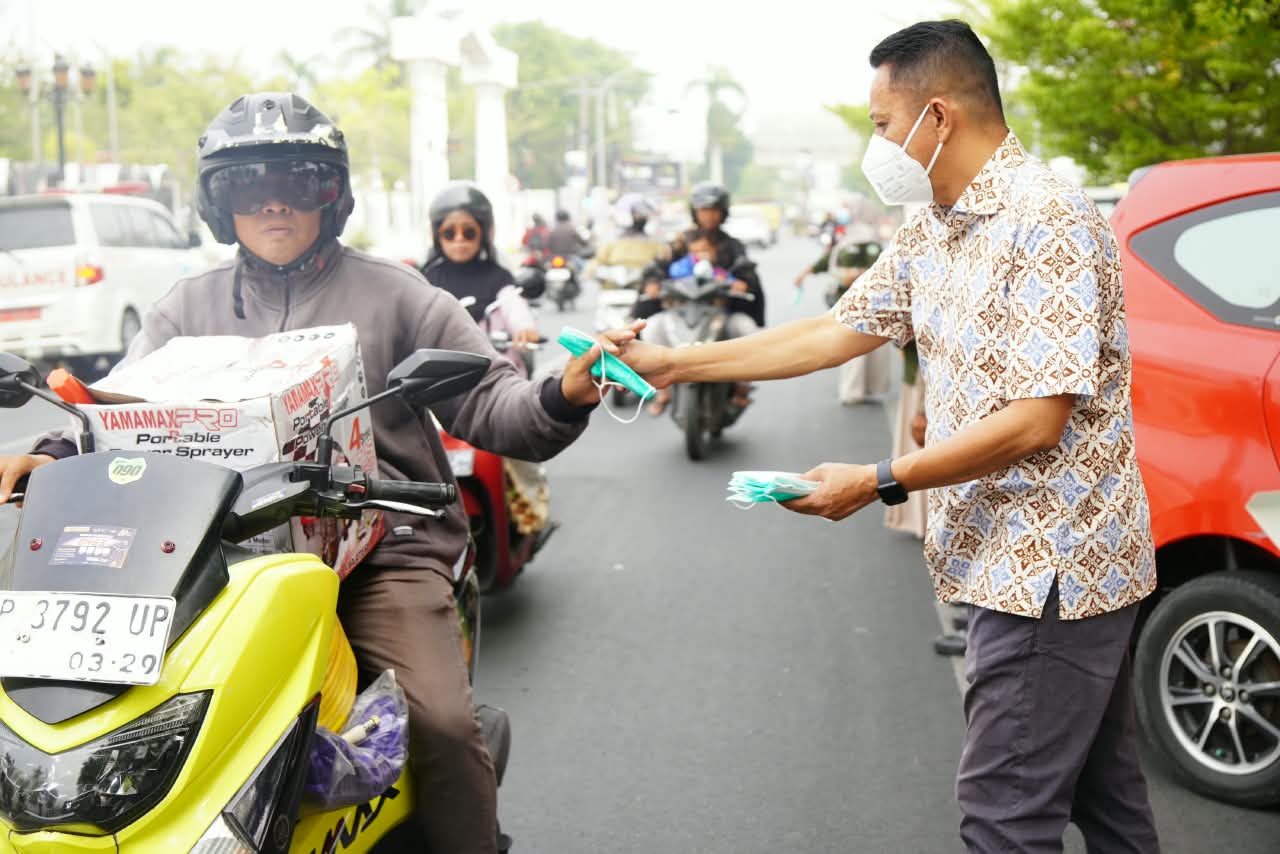 Waspada ISPA Akibat Kabut Asap, Pemkot Palopo Bagikan Masker kepada Pengguna Jalan