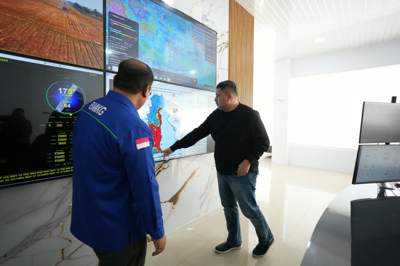 Pantau Kondisi Udara di BMKG, Munafri Arifuddin Fokus Cari Solusi Kabut Asap
