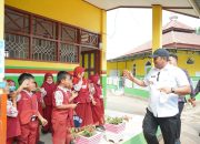 Bupati Luwu Bagikan Seragam Gratis Plus, Canangkan Sekolah Sehat di SDN 59 Noling