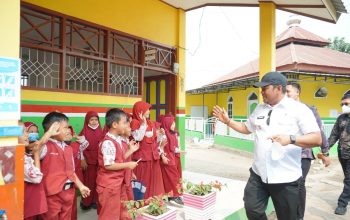 Bupati Luwu Bagikan Seragam Gratis Plus, Canangkan Sekolah Sehat di SDN 59 Noling