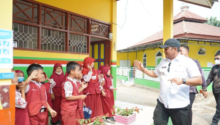 Bupati Luwu Bagikan Seragam Gratis Plus, Canangkan Sekolah Sehat di SDN 59 Noling