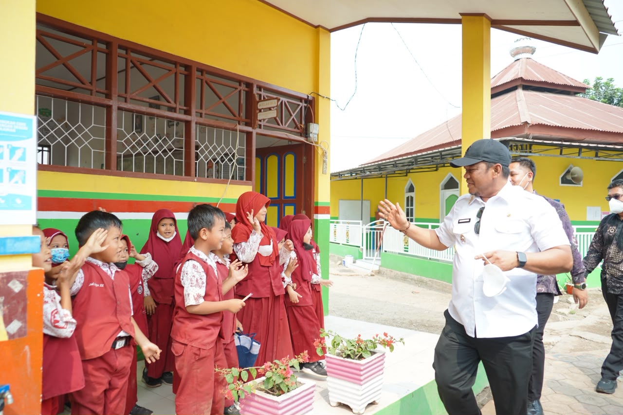 Bupati Luwu Bagikan Seragam Gratis Plus, Canangkan Sekolah Sehat di SDN 59 Noling