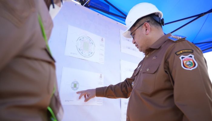 Tinjau Pembangunan Stadion Untia, Munafri Minta Kontraktor Libatkan Warga Setempat