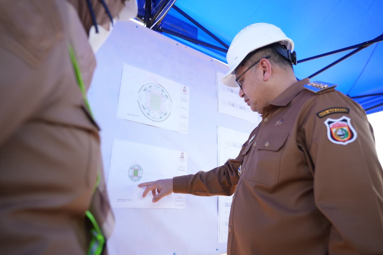 Tinjau Pembangunan Stadion Untia, Munafri Minta Kontraktor Libatkan Warga Setempat
