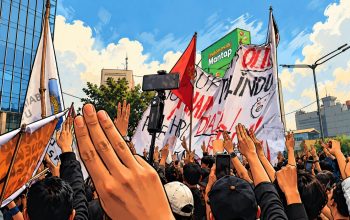 Viral Salam Tiga Jari saat Demo, Ternyata Ini Maknanya